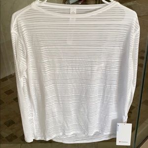 NWT Lululemon Back in Action sheer size 4